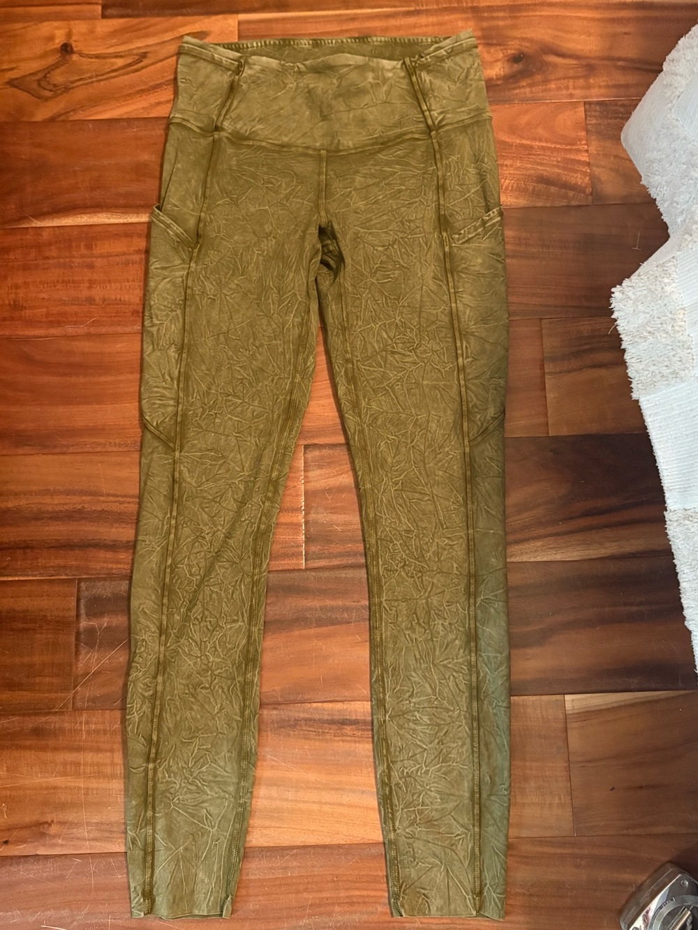 Lululemon Olive Green High-Rise Textured Leggings with Pockets – Size 6 (690)